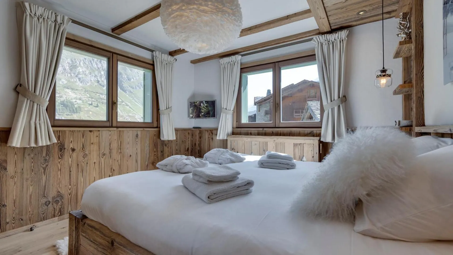 Chalet Skis Aux Pieds Avec Piscine Et Sauna A Val-D'Isere - Fr-1-567-126